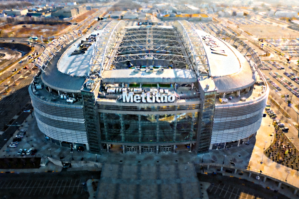 MetLife Stadium外部全景，巨大的体育场结构与现代设计