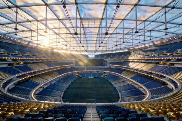 SoFi Stadium内部视角，展示其顶棚与座椅设计
